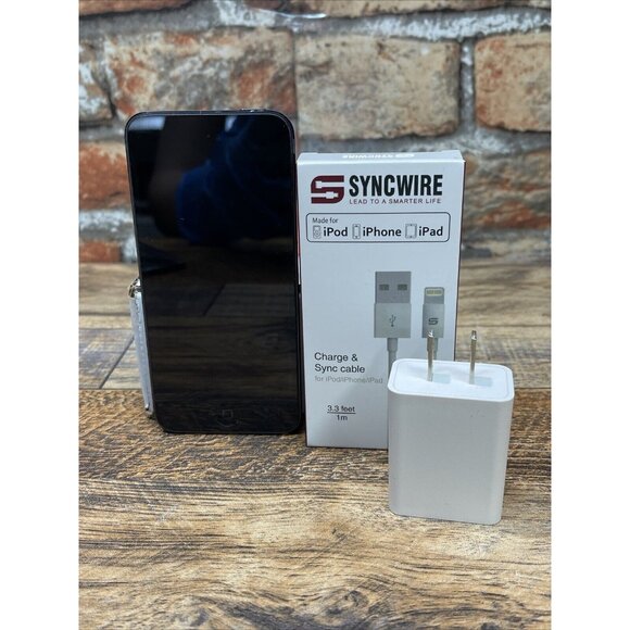 Apple iPod Touch 6th Generation 32 GB Model:A1574 Silver W/ Adapter & Cable - Picture 1 of 7